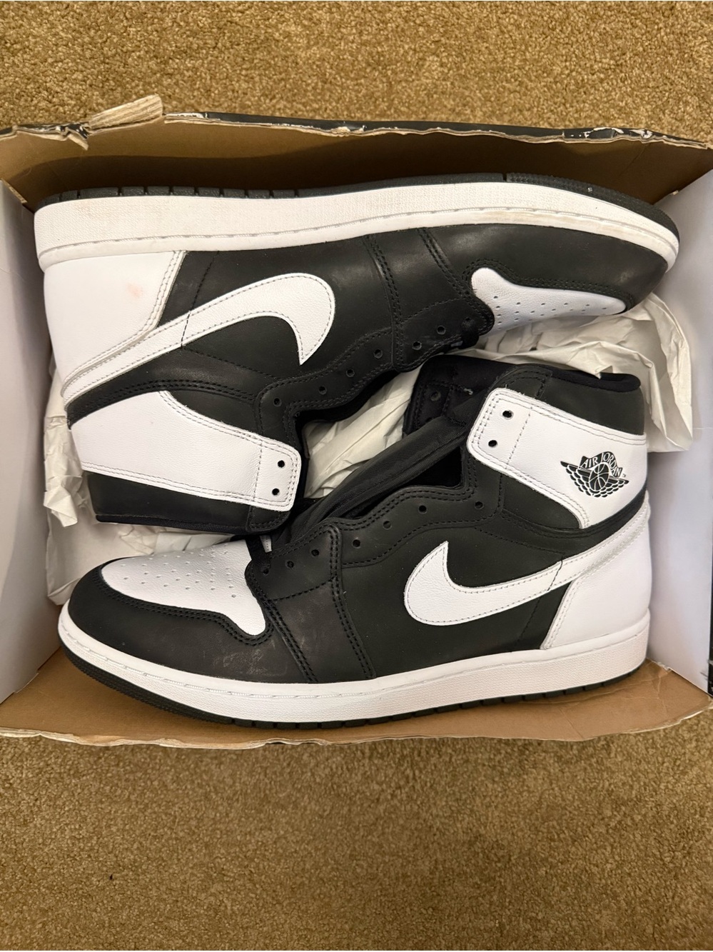 Jordan• 1 Retro High OG in Black, White